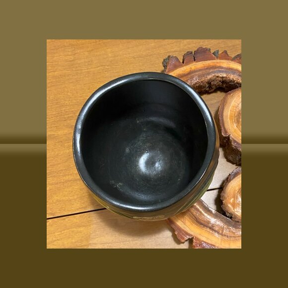 Xiu Yan Earthenware Pot with Raised Spiral Motif - MCM - Picture 3 of 5